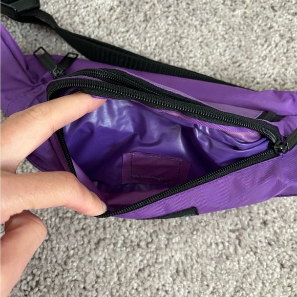 90s Jordache Fanny pack
Excellent condition! Zippered bag w/ adjustable straps - Picture 4 of 6